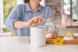 The correct way to brew powdered milk for newborn